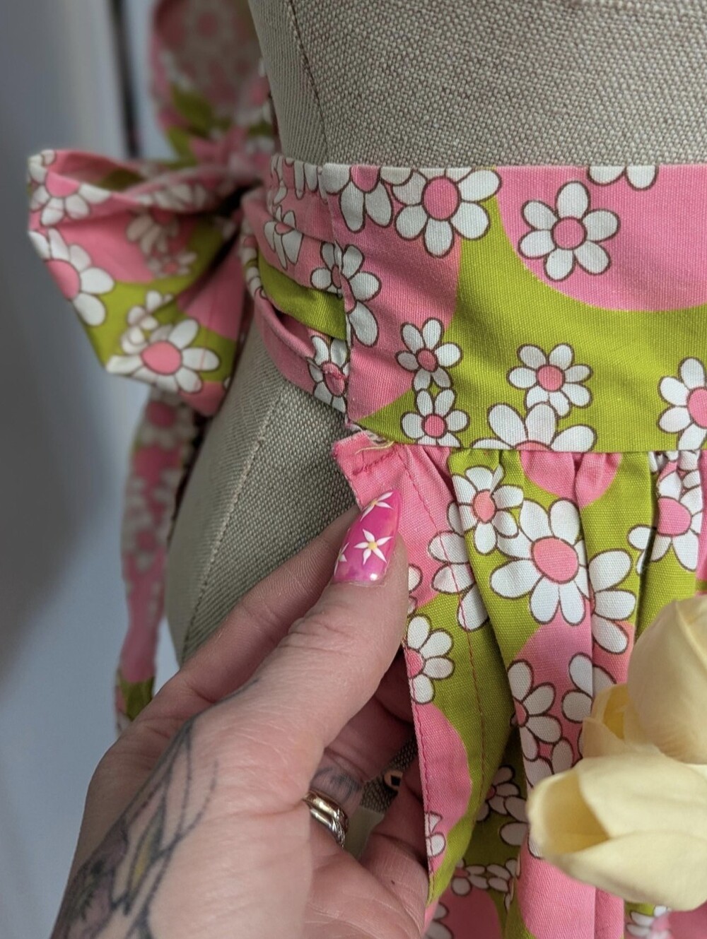 VTG MC Groovy Daisy Floral Half Apron Retro Kitty Foreman Kitchen Baker - Picture 5 of 6